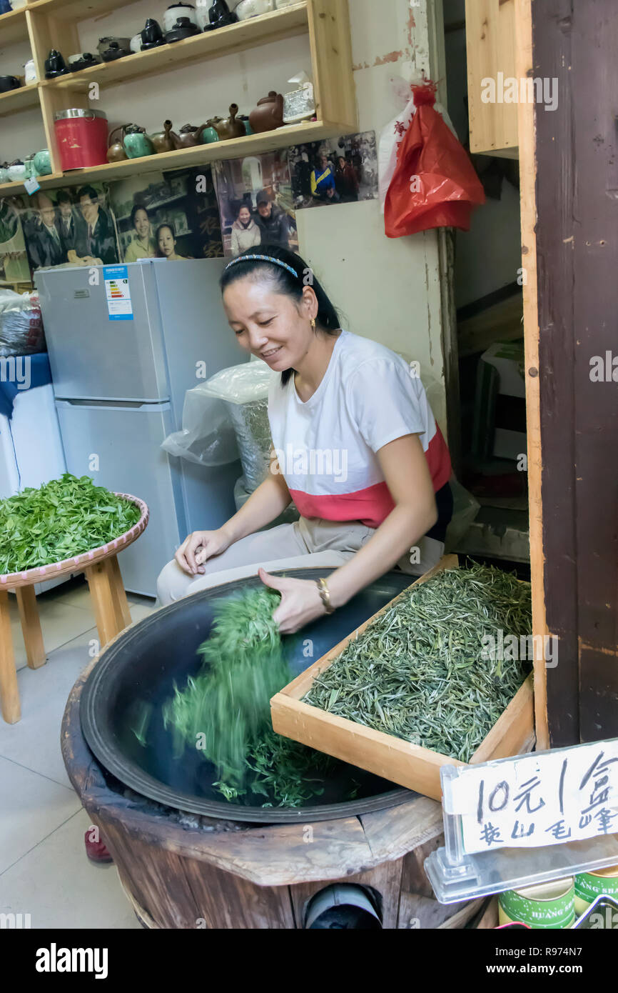 Frau spülen Grüns, Hongcun Alte Stadt, Lixian, Anhui, China Stockfoto