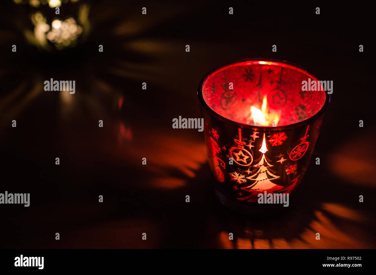 Weihnachten Kerzenhalter steigen Sie mit einem Urlaub rotes Leuchten, zeigt Szenen aus dem Winter und Schnee durch die Flamme innerhalb. Stockfoto