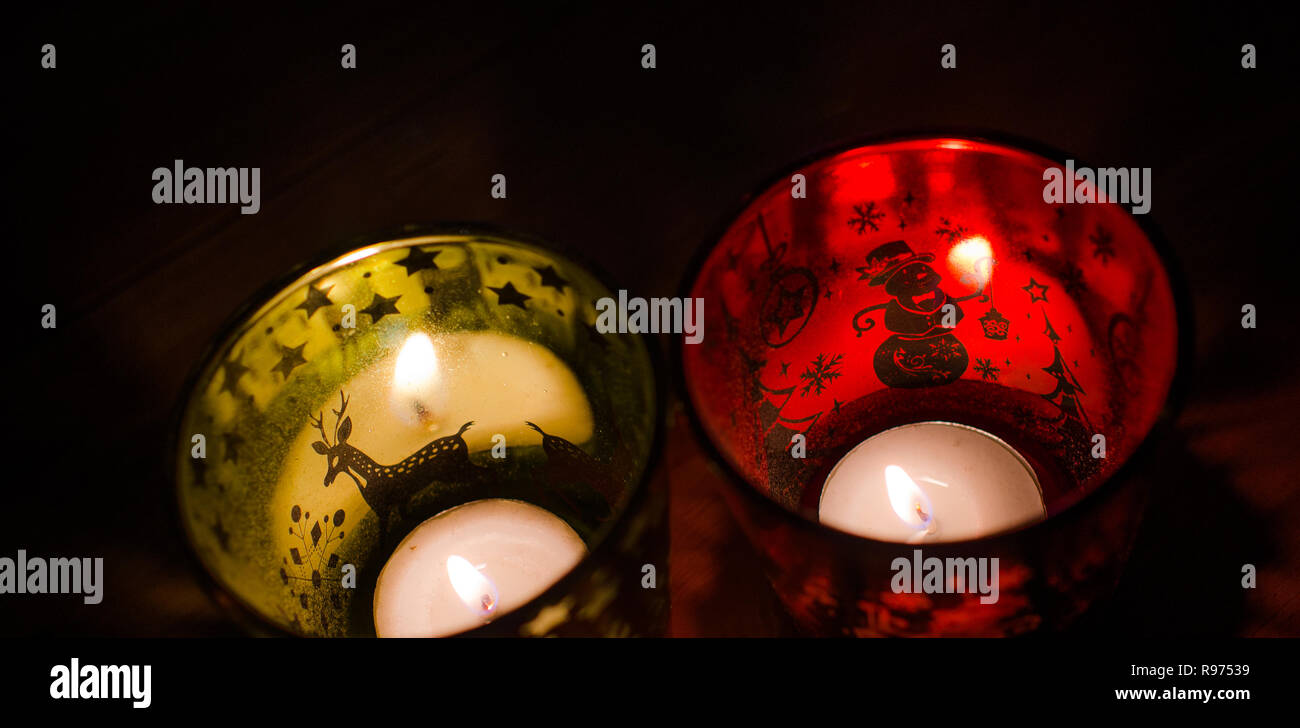 Weihnachten Kerzenhalter steigen Sie mit einem Urlaub rotes Leuchten, zeigt Szenen aus dem Winter und Schnee durch die Flamme innerhalb. Stockfoto