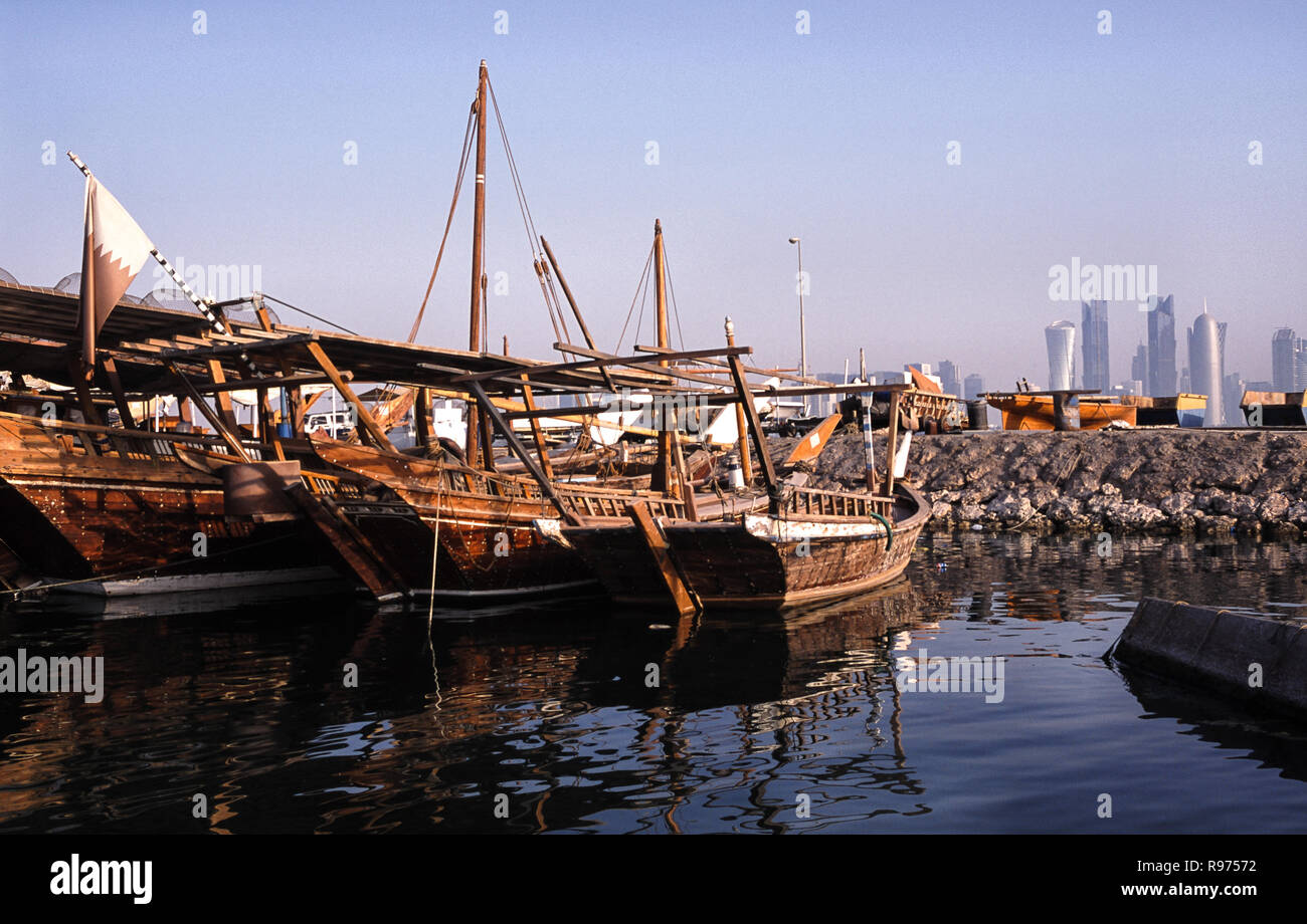 13.09.2010, Doha, Katar - traditionelle Holzboote genannt Dhaus an den Dhow Hafen mit der Skyline des central business district Al Dafna. Stockfoto