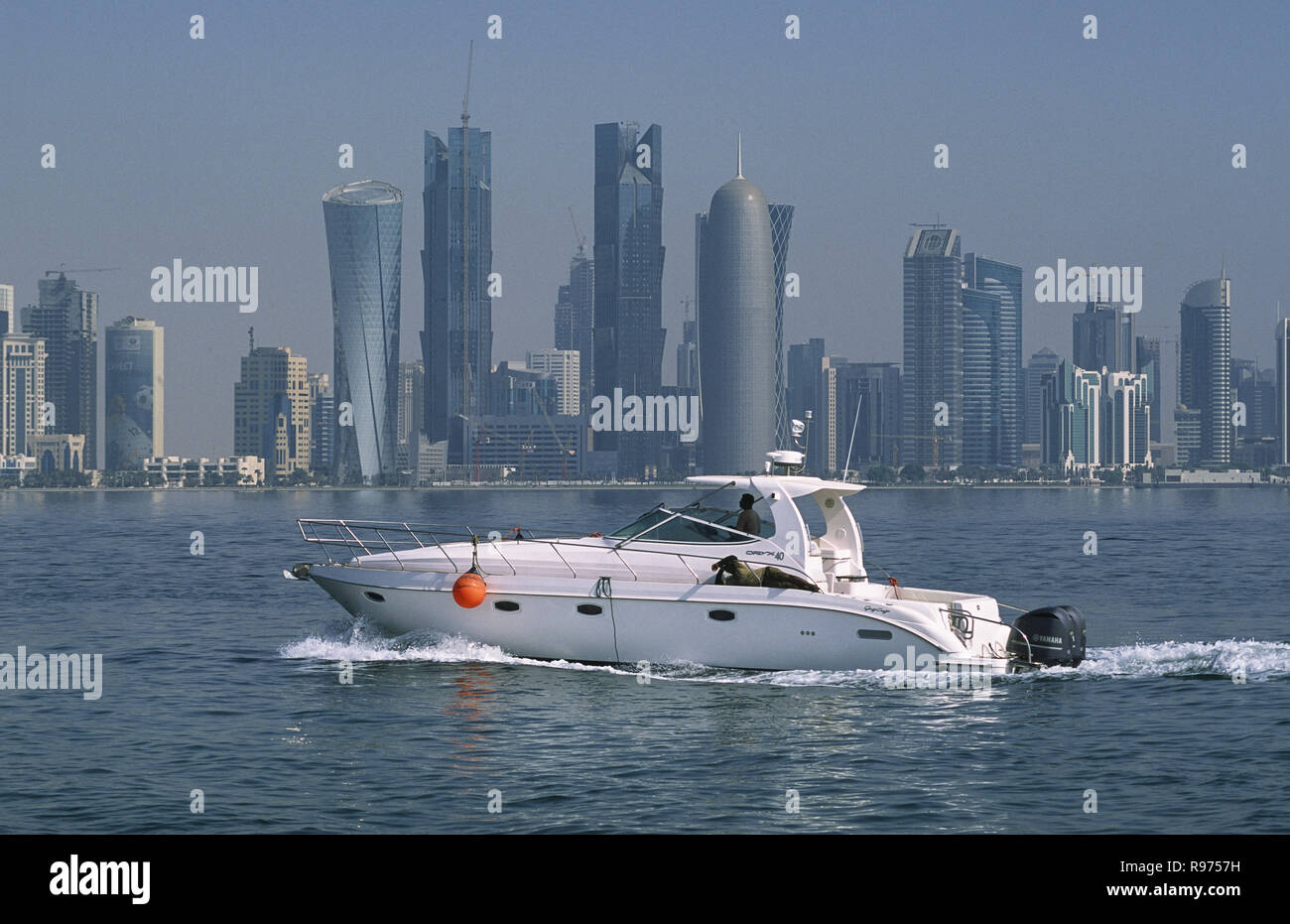 13.09.2010, Doha, Katar - Blick vom Meer entlang der Corniche auf die Skyline des central business district Al Dafna. Stockfoto