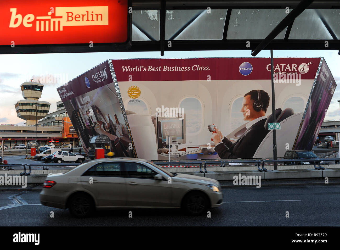 30.03.2015, Berlin, Deutschland, Europa - Plakatwerbung für die Business Class von Qatar Airways am Berliner Flughafen Tegel. Stockfoto