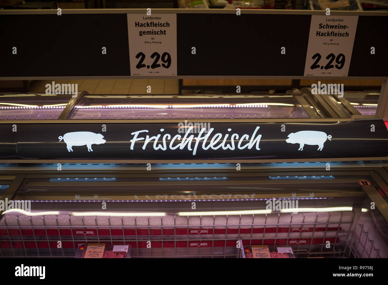 09.06.2017, Köln, Nordrhein-Westfalen, Deutschland, Europa verpackte Schweinefleisch in einer Kühltruhe in einem Supermarkt in Köln. Stockfoto