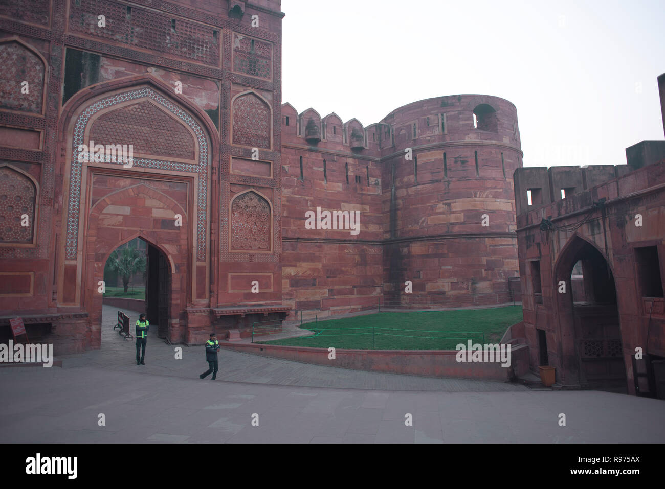 Eine gewölbte inneren Eingang des Agra Fort, auch als das Red Fort mit starken hohen Mauern aus roten Steinen einmal eine Residenz des Mughal Dynasty Stockfoto