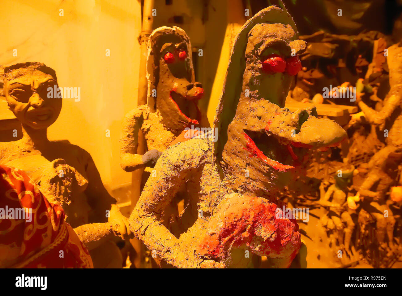 Halloween, weiblich. Teufel, Krokodil, relishing menschliches Fleisch, der neue Mond Tag des Gerichts, auf die Unsoziale Menschen, durch die Dunkle Göttin Kali, Kolkata, Stockfoto