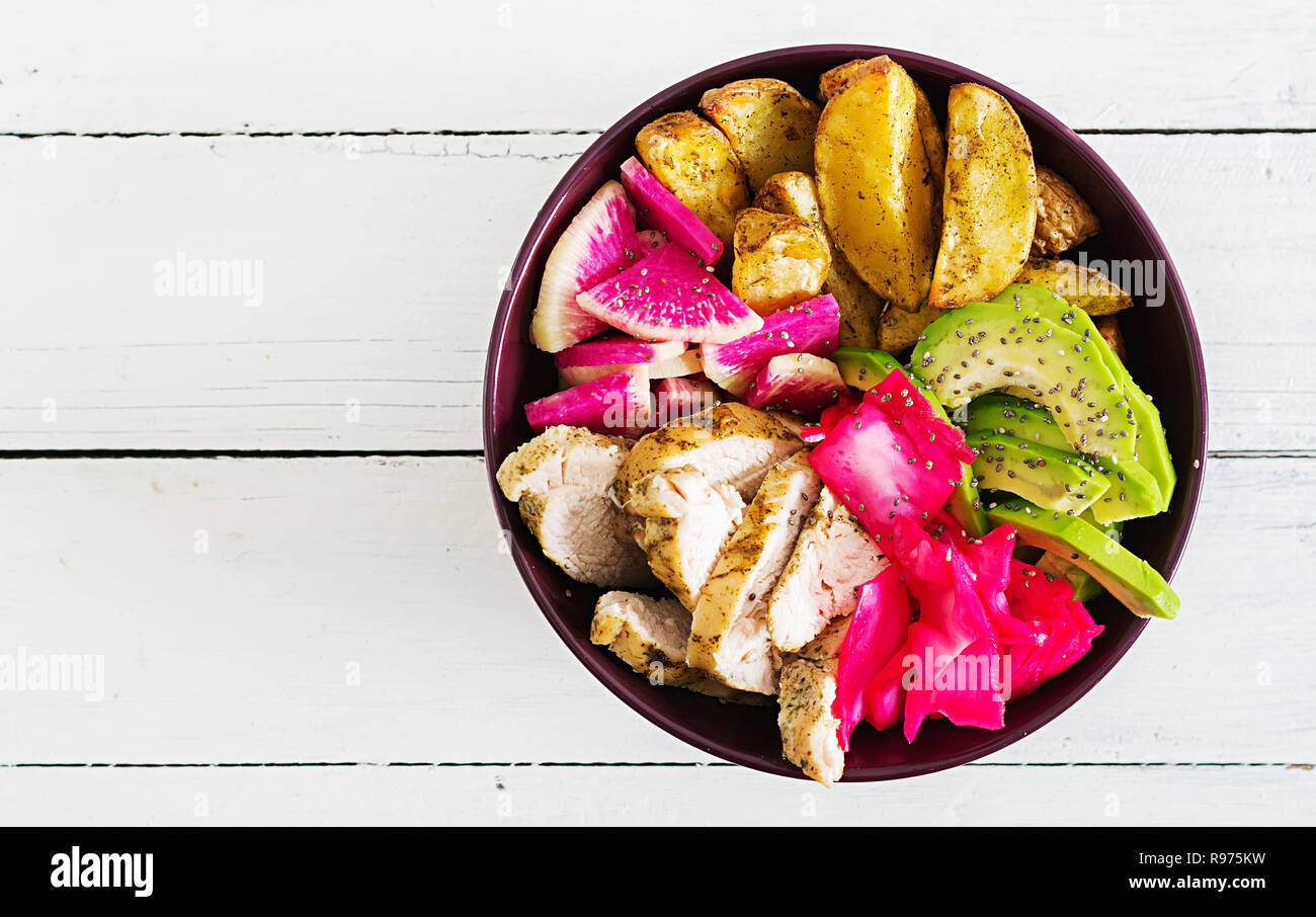 Buddha Schüssel Schüssel mit hühnerfilet, beked Kartoffel, Avocado, Kohl, Wassermelone Rettich und Chia Samen. Detox und gesundes Essen Schüssel Konzept. Ansicht von oben Stockfoto