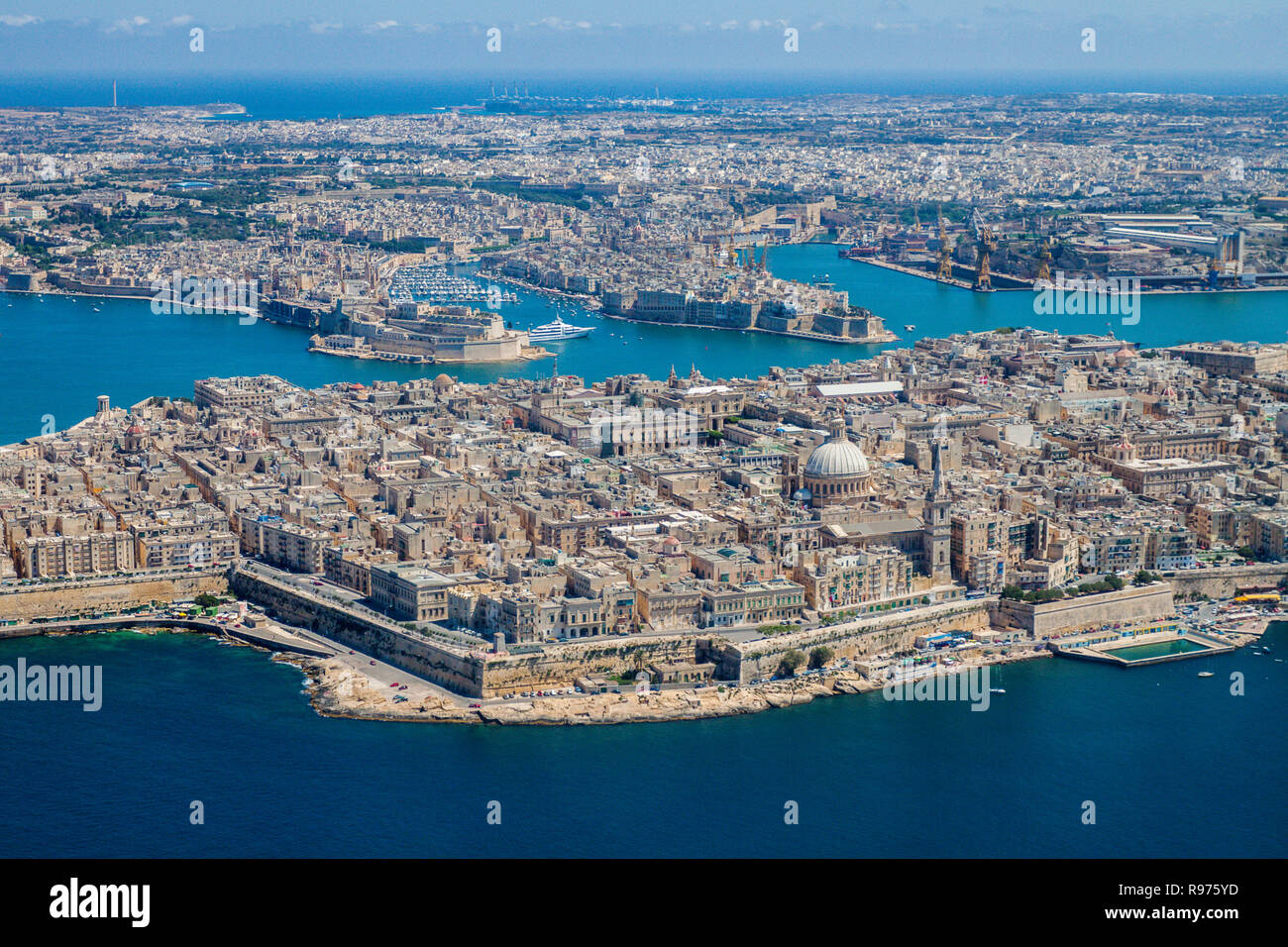 Malta Luftaufnahme. Valletta, die Hauptstadt von Malta, Grand Harbour, Senglea und Vittoriosa) Il-Birgu (Städte, Fort Ricasoli und Fort St. Elmo von oben. Marsaxlokk Stadt und Freeport im Hintergrund. Stockfoto