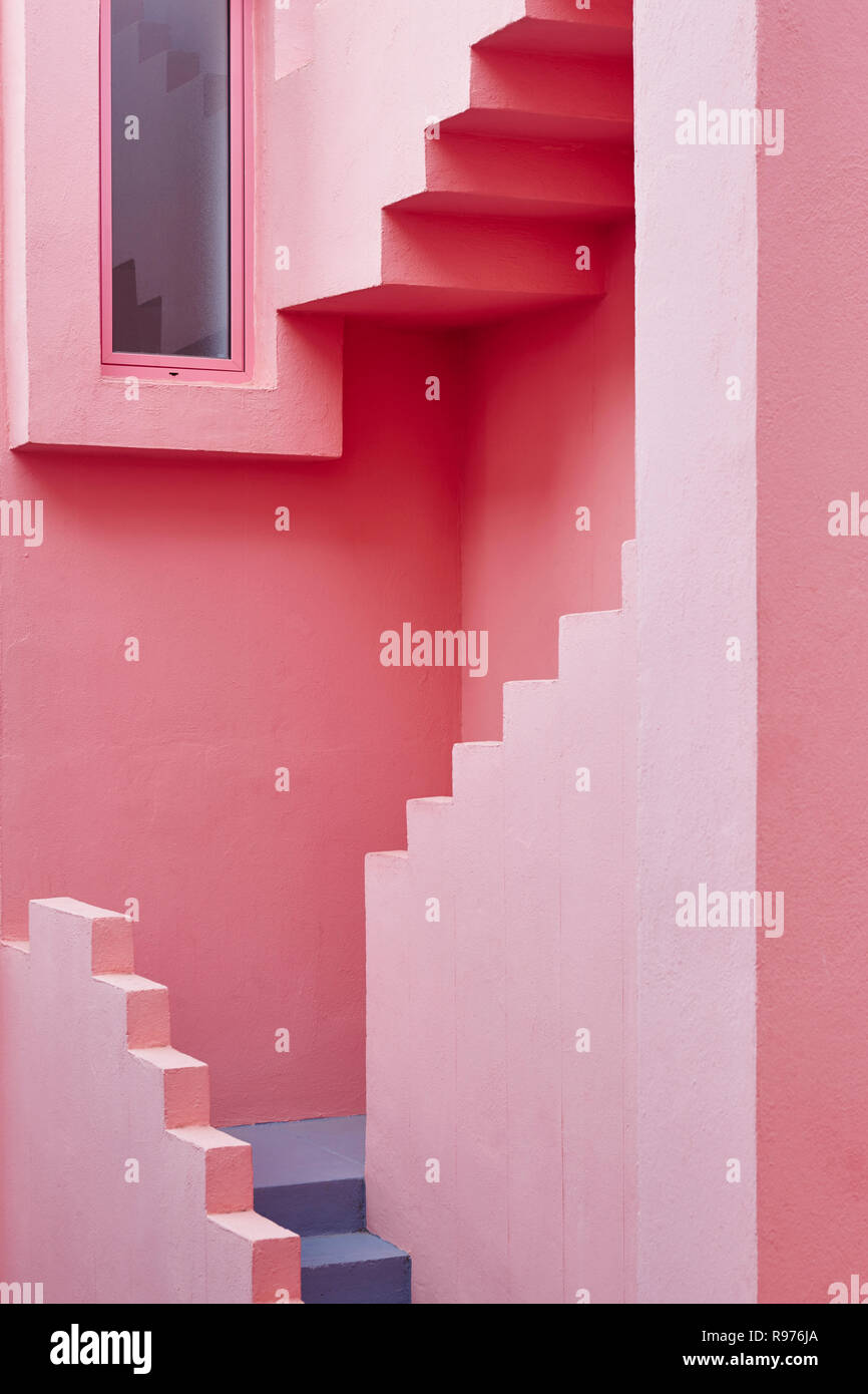 Geometrische Gebäude detail. Die rote Wand, La Manzanera. Calpe, Spanien Stockfoto