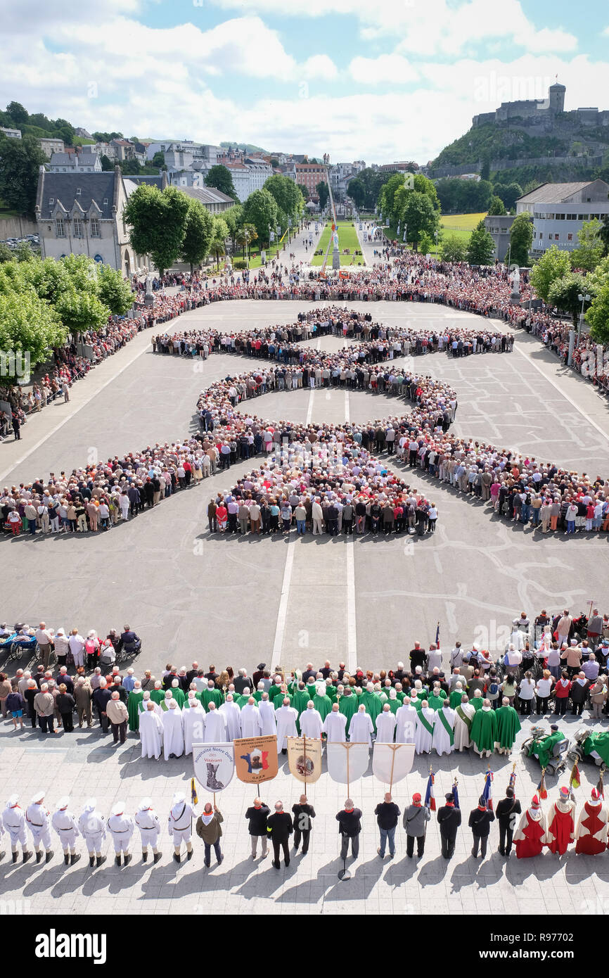 Lourdes (Frankreich). 2016/06/05. 15 Krieger nach Lourdes Pilgern. Der 15. Krieger zu Lourdes Wallfahrt (Kriegsveteranen aus Algerien, Marokko, Tunesien, Operationen Exterieures-OPEX) fand in Lourdes (Frankreich) vom 3. bis zum 7. Mehr als 13.000 Teilnehmer, Kriegsveteranen und ihre Familien versammelt, um das Jubiläum zu feiern. Zeremonie und Gruppenfoto auf dem Platz des ÒEsplanade SanctuairesÓ. Stockfoto