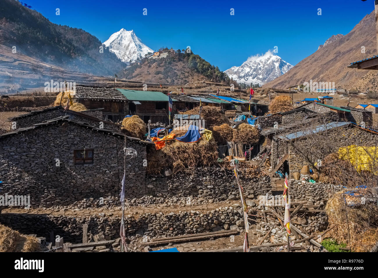 Die ethnisch tibetischen Dorf Lho in der Manaslu Region der Nepal Himalaya liegt auf den Manaslu Circuit trekking Route. Manaslu peak in Distanc Stockfoto