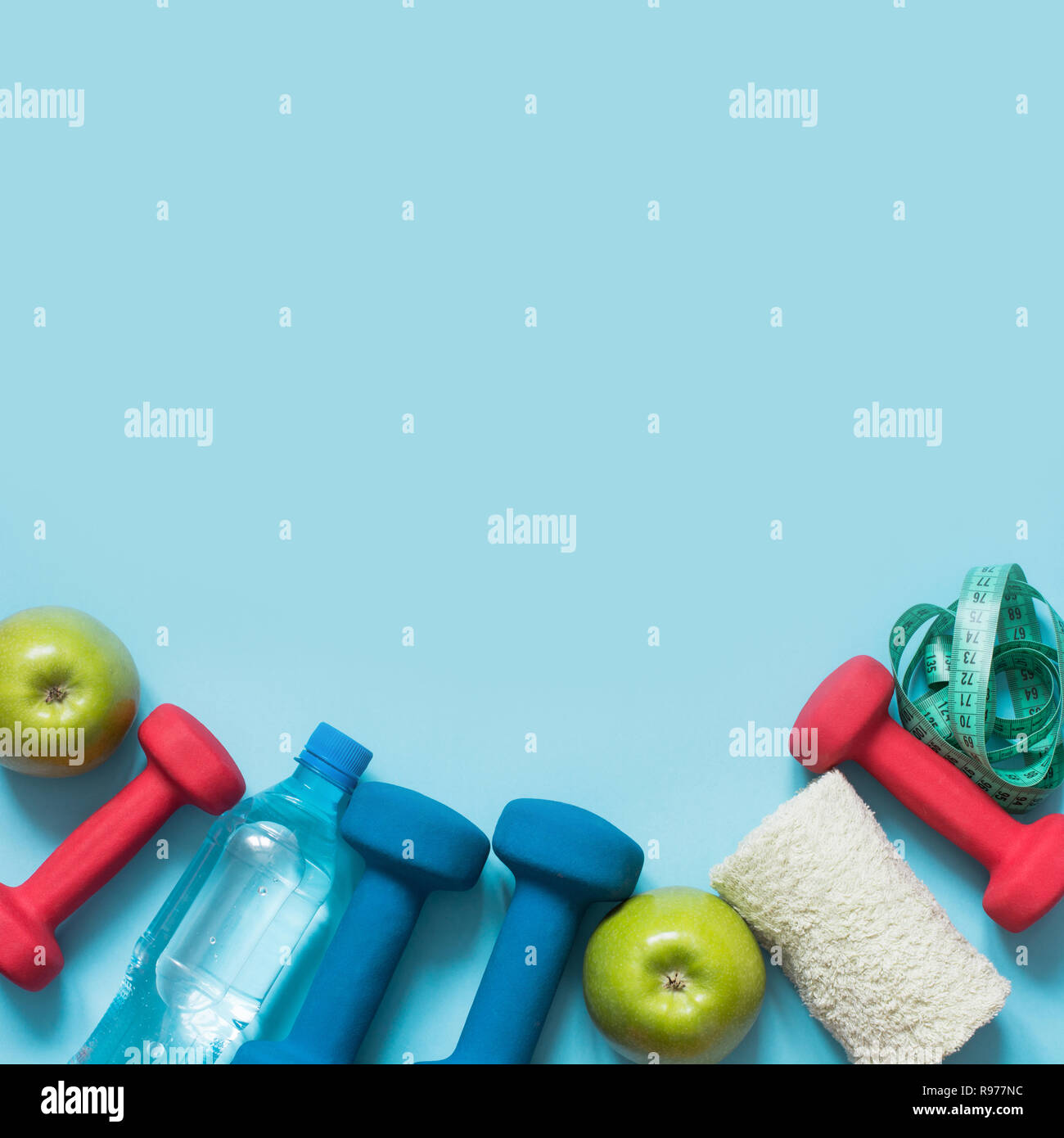 Sport Equipment. Kreative Flach der Sport- und Fitnessgeräte auf blauem Hintergrund mit kopieren. Stockfoto