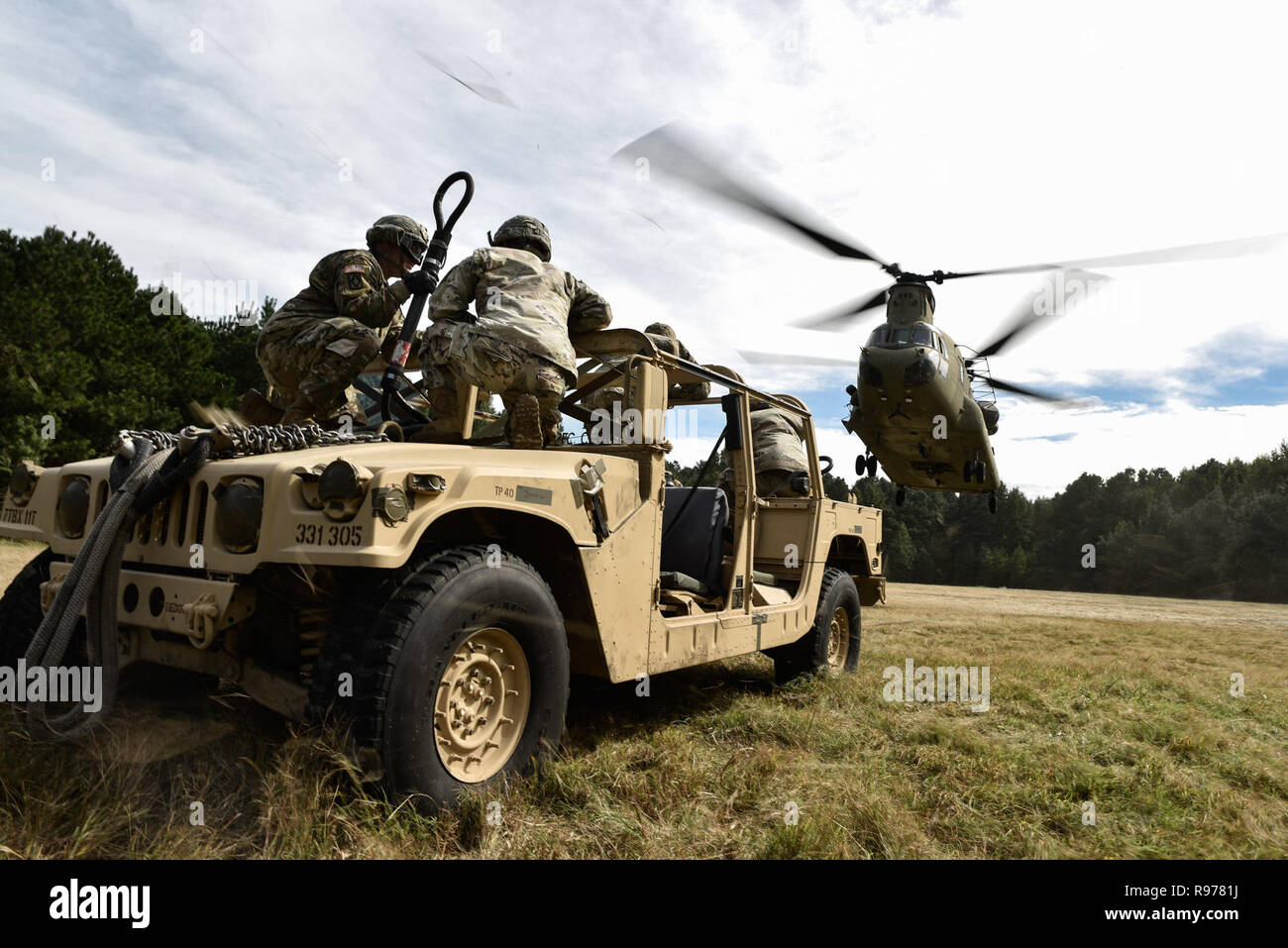 Gemeinsame Basis LANGLEY - EUSTIS, Virginia - US-Army Soldaten aus dem 11 Transport Bataillon, 7 Transport Brigade (Auslandseinsätze), führen Schlinge Ladevorgänge während einer Übung am Joint Base Langley-Eustis, Virginia, 17. Okt. 2018. Die Ausbildung wird mit einer 2-Feld Woche Training Soldaten innerhalb des Bataillons für zukünftige Bereitstellungen vorbereiten, abschließen. (U.S. Armee Foto von SPC. Travis Teate) Stockfoto