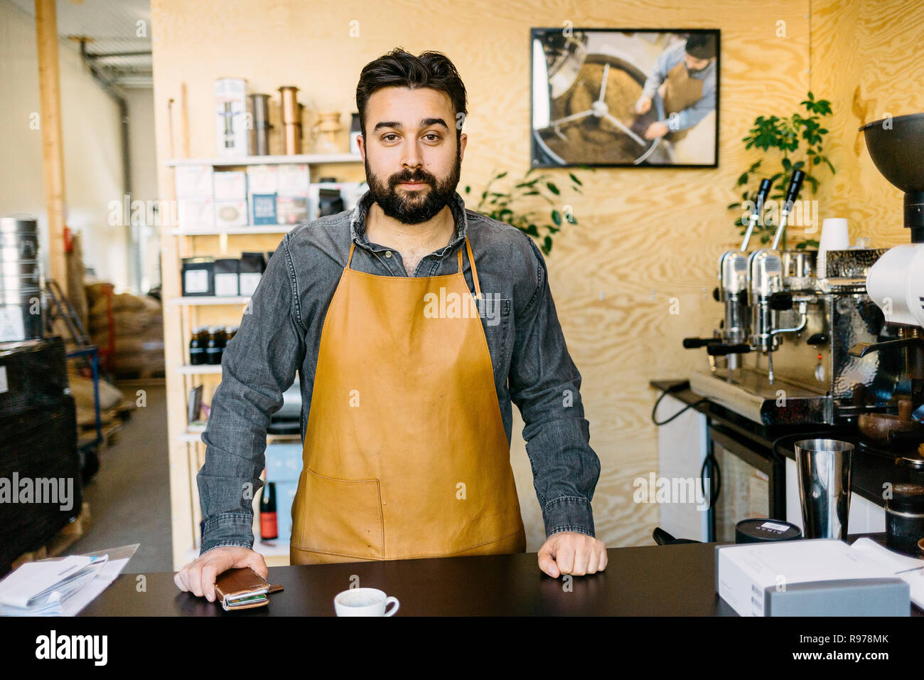 Inhaber kleiner Unternehmen in seinem kaffeeröster Shop Stockfoto