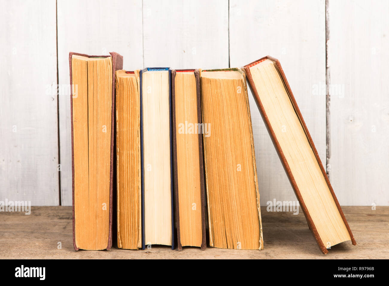 Alten und gebrauchten gebundene Bücher oder Bücher über Holz- Hintergrund Stockfoto