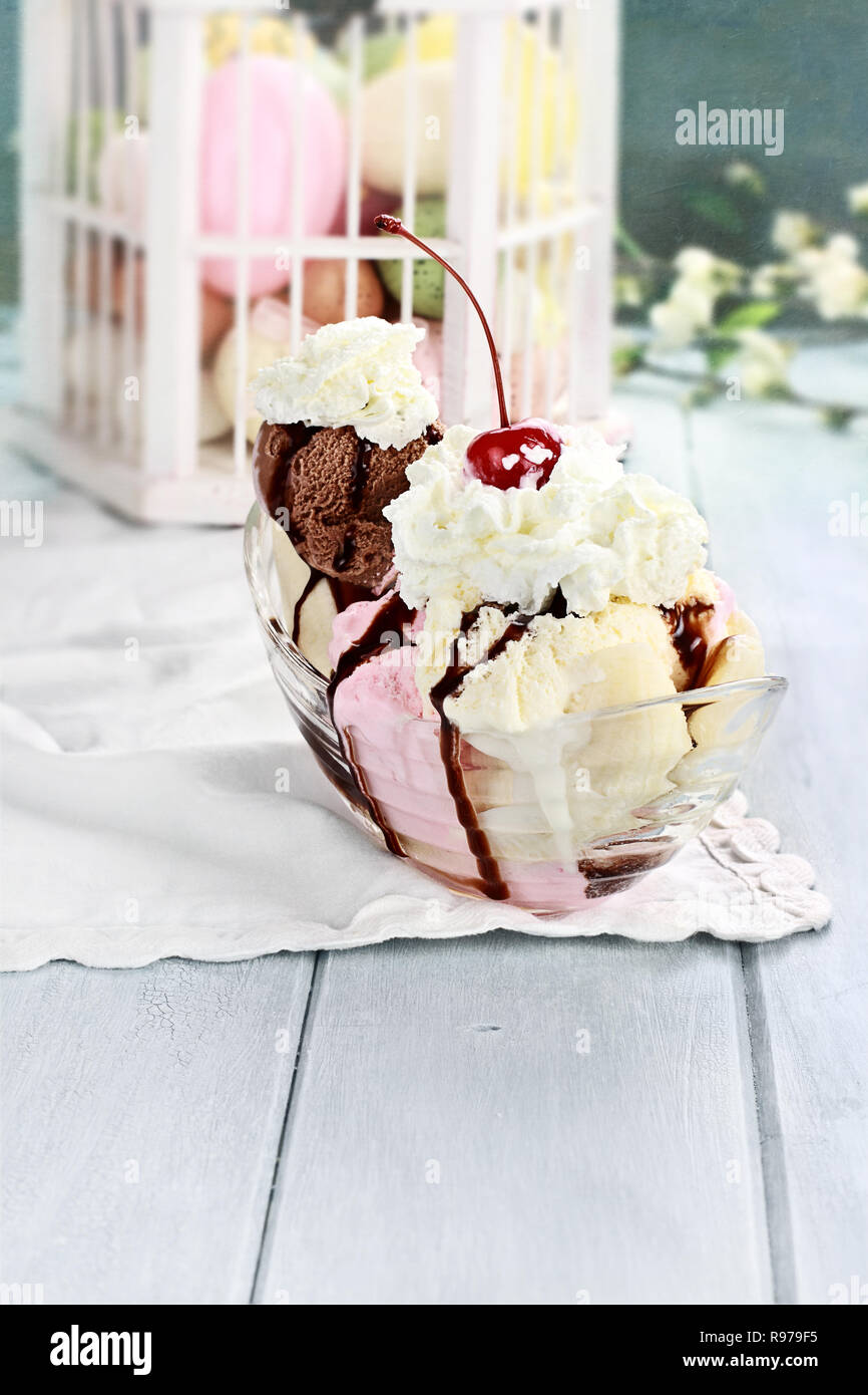 Banana Split mit neapolitanischen Eis, Sahne und Kirsche. Stockfoto