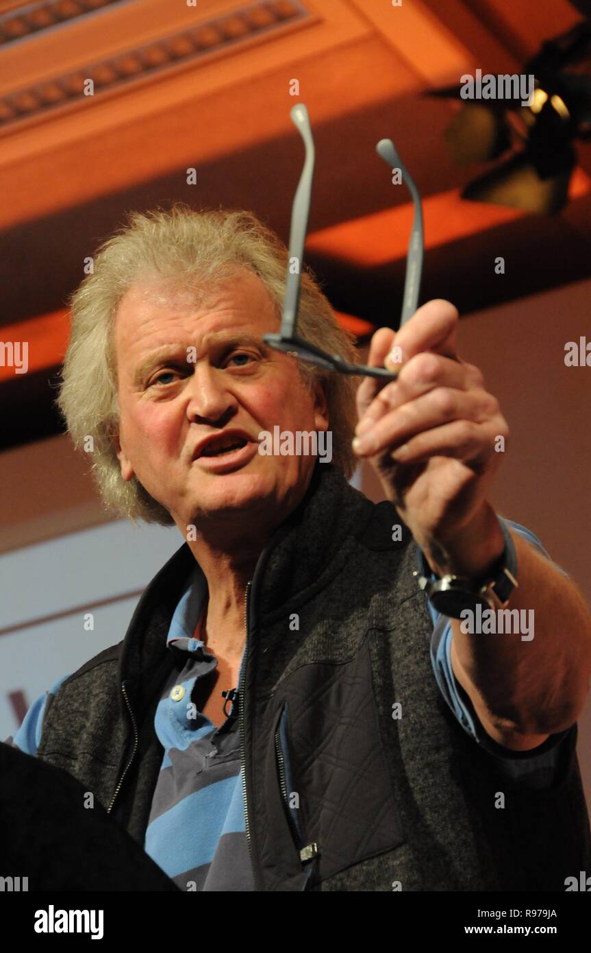 Tim Martin, der Besitzer der Kneipe Wetherspoons Kette spricht über die Gefahr der Brexit nur dem Namen nach, am Verlassen bedeutet Veranstaltung in London verlassen. Stockfoto