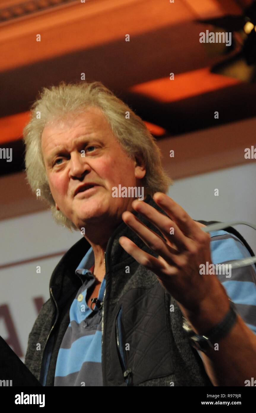 Tim Martin, der Besitzer der Kneipe Wetherspoons Kette spricht über die Gefahr der Brexit nur dem Namen nach, am Verlassen bedeutet Veranstaltung in London verlassen. Stockfoto