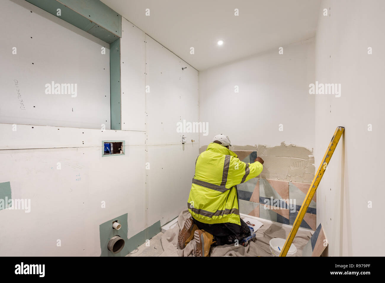 Fliesen an einer Wand in einem neuen Badezimmer Stockfoto