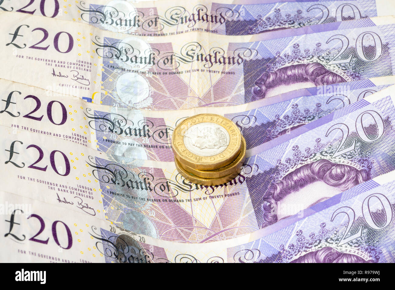 20 £ Pfund nimmt mit Pfund Münzen. Britische Währung GBP Pfund poundnotes Banknoten zwanzig 20er Bargeld, Großbritannien. Stockfoto