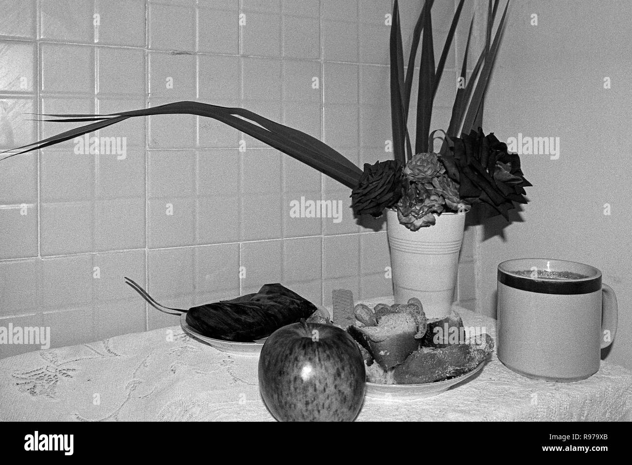 Tag der Toten wahr: Blumen, Kaffee, süßes Brot, einem Apfel und einem tamal in Bananenblätter gewickelt Stockfoto