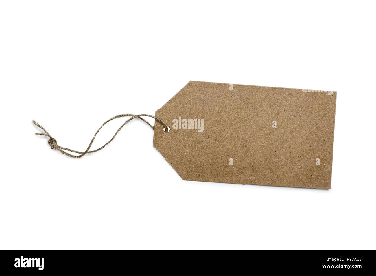 Plain Geschenk oder Verkäufe tag mit rustikalen String auf weißem Hintergrund mit Licht Schatten isoliert. Leer, mit kopieren. Beschneidungspfad enthalten. Stockfoto