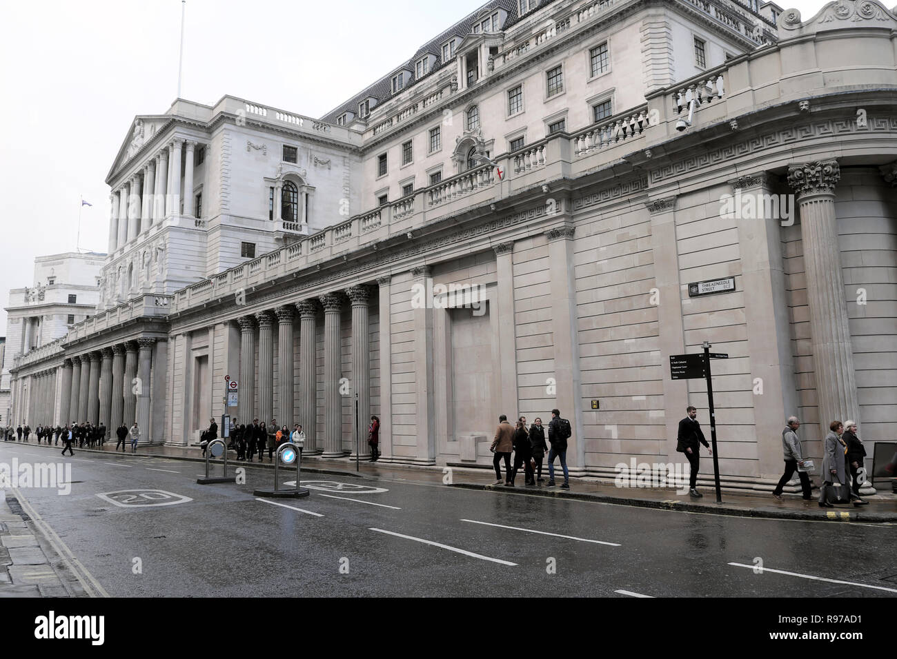 Bank von England auf Threadneedle Street in der City von London und street scene Menschen zu Fuß im Dezember regen England UK KATHY DEWITT Stockfoto