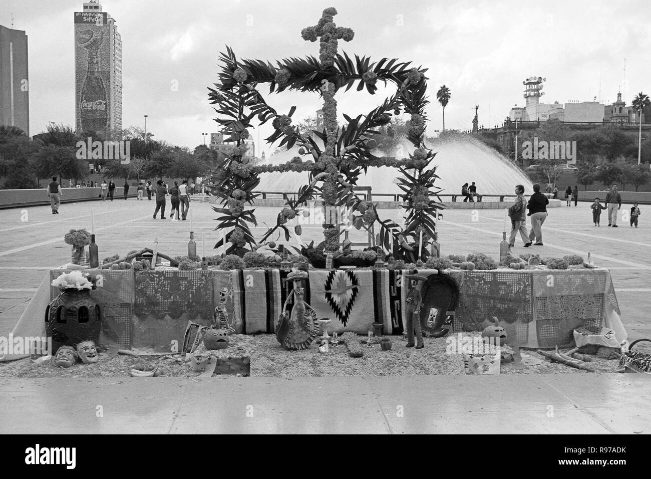 MONTERREY, NL/MEXIKO - Nov 2, 2003: Tag der Toten Altar im Santa Lucia's Esplanade, vor dem Museum der Mexikanischen Geschichte, von dem Macroplaza Stockfoto