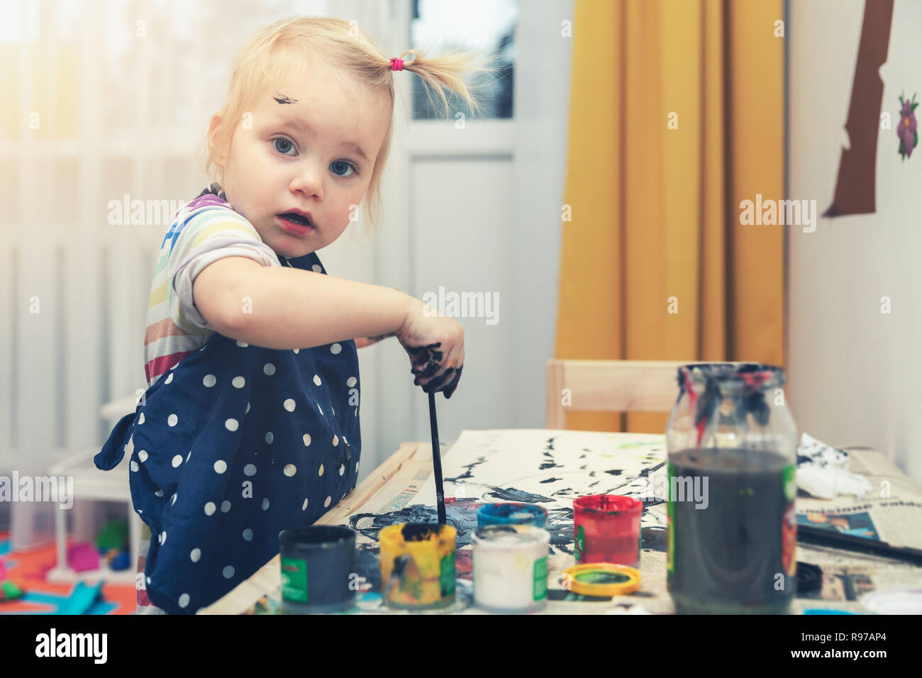 Kleines Mädchen Malen mit Gouache Farben zu Hause Stockfoto