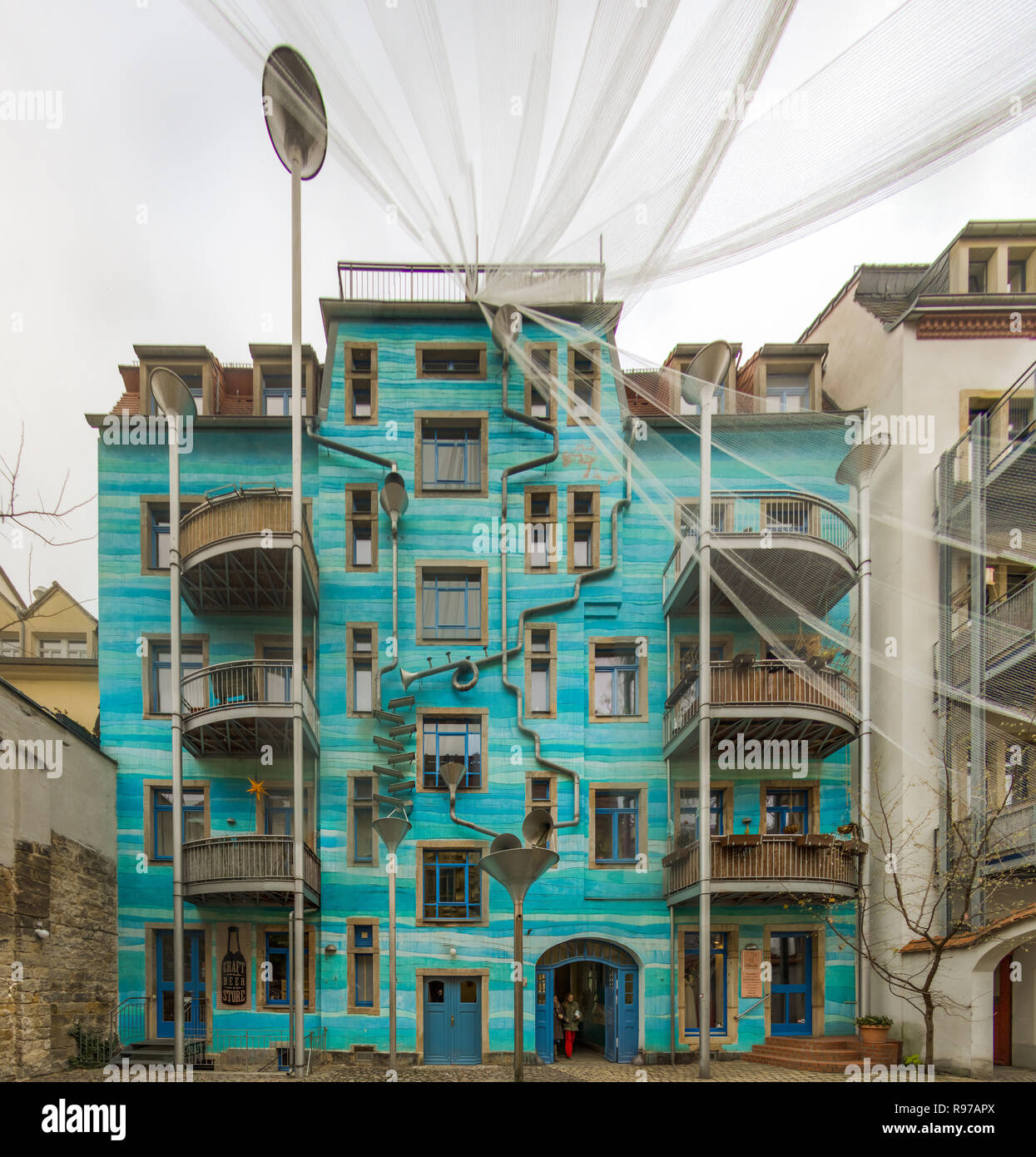 Dresden, Sachsen, Deutschland, 15. Dezember, 2018: Die hintere Fassade eines künstlerischen Gebäude im Kunsthof-Passage in Dresden-Neustadt mit der blauen Farbe und Biza Stockfoto