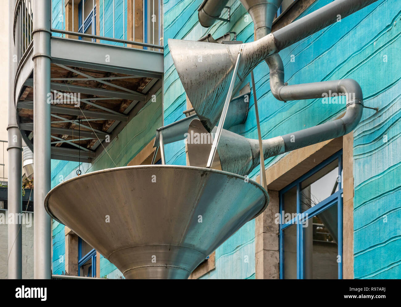 Dresden, Sachsen, Deutschland, 15. Dezember, 2018: Die hintere Fassade eines künstlerischen Gebäude im Kunsthof-Passage in Dresden-Neustadt mit der blauen Farbe und Biza Stockfoto