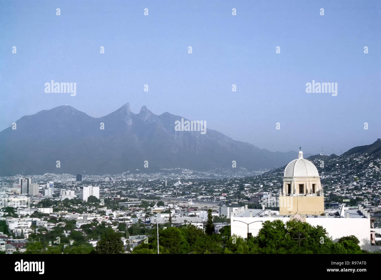 MONTERREY, NL/MEXIKO - May 20, 2004: Bishop's Museum und La Silla Hügel auf dem Hintergrund Stockfoto