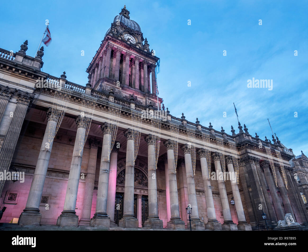 Scheinwerfer am Leeds Rathaus in der Dämmerung an Weihnachten Headrow Leeds West Yorkshire England Stockfoto