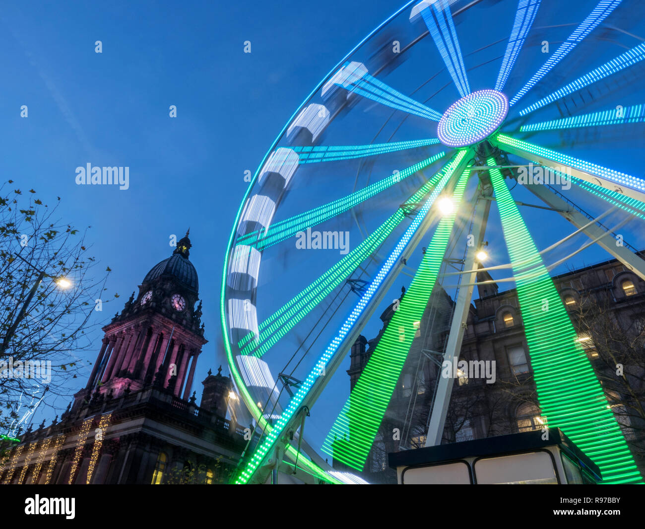 Leeds Rad beleuchtet in der Dämmerung an Weihnachten auf dem Headrow in Leeds West Yorkshire England Stockfoto