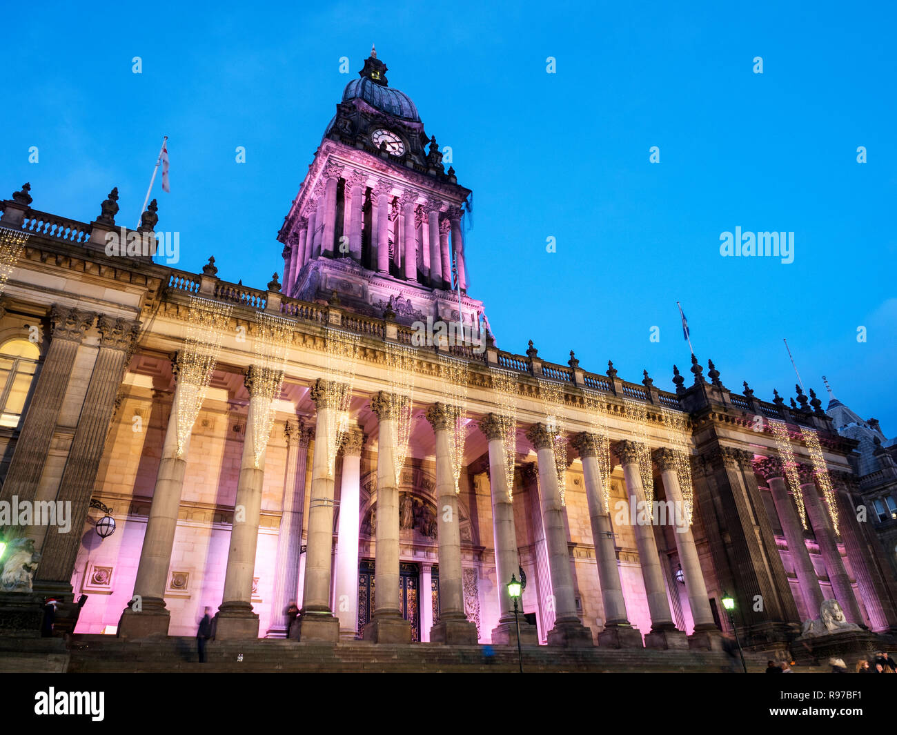 Scheinwerfer am Leeds Rathaus in der Dämmerung an Weihnachten Headrow Leeds West Yorkshire England Stockfoto