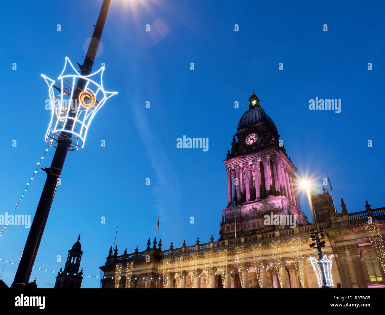 Weihnachtslichter auf Leeds Rathaus in der Dämmerung auf Der headrow Leeds West Yorkshire England Stockfoto