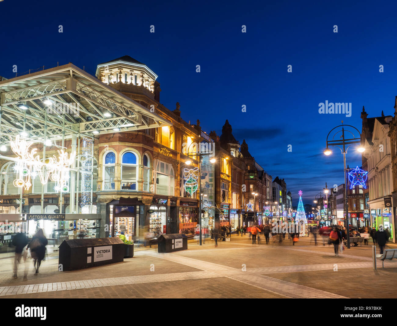 Victoria Quarter und Briggate Einkaufsstraße in der Dämmerung beschäftigt bei Chrsitmas in Leeds West Yorkshire England Stockfoto