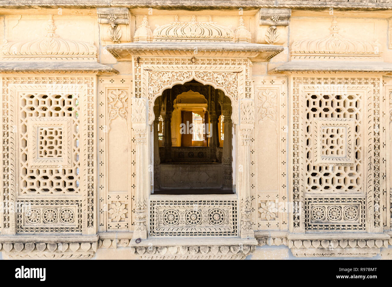 Kunstvoll geschnitzten Fenster der Adeshwar Nath Jain Tempel, Amar Sagar, Jaisalmer, Rajasthan, Indien Stockfoto