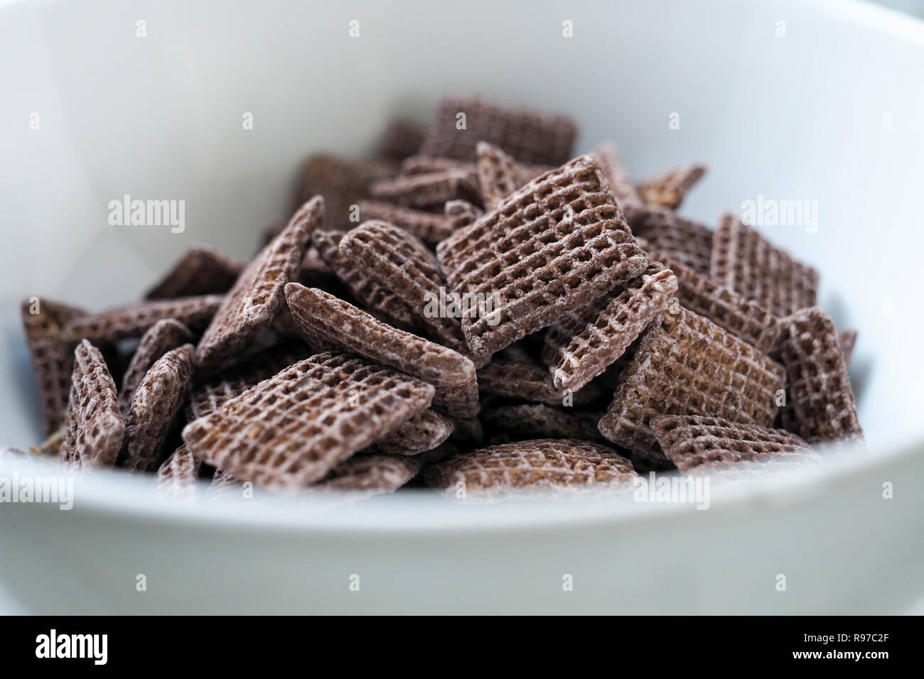 In der Nähe von Coco Shreddies in eine Schüssel geben. Stockfoto