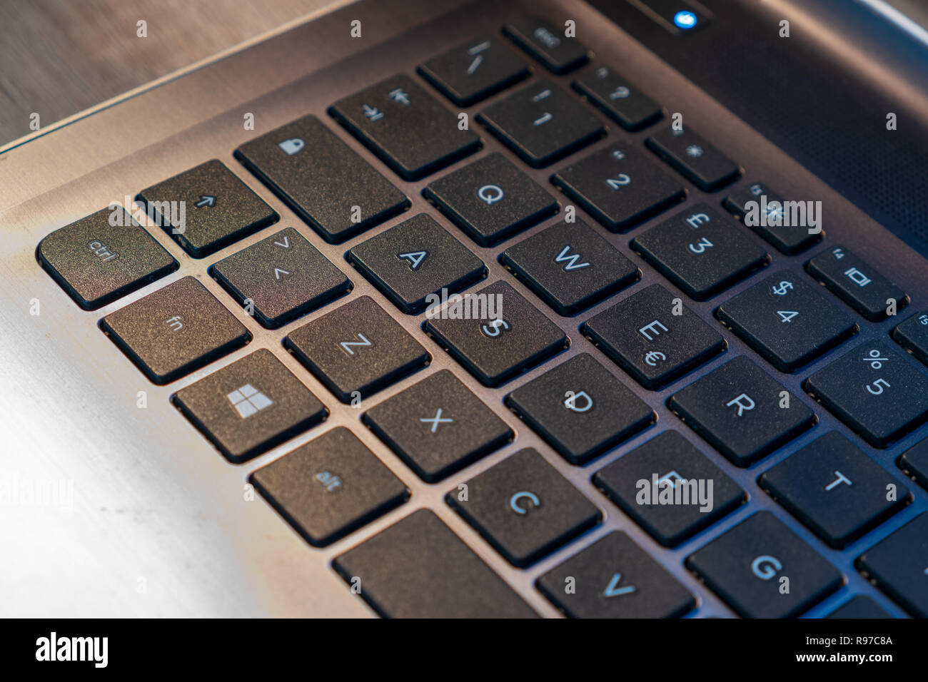 Englische Tastatur der neuesten Generation und neue Generation Computer. Stockfoto