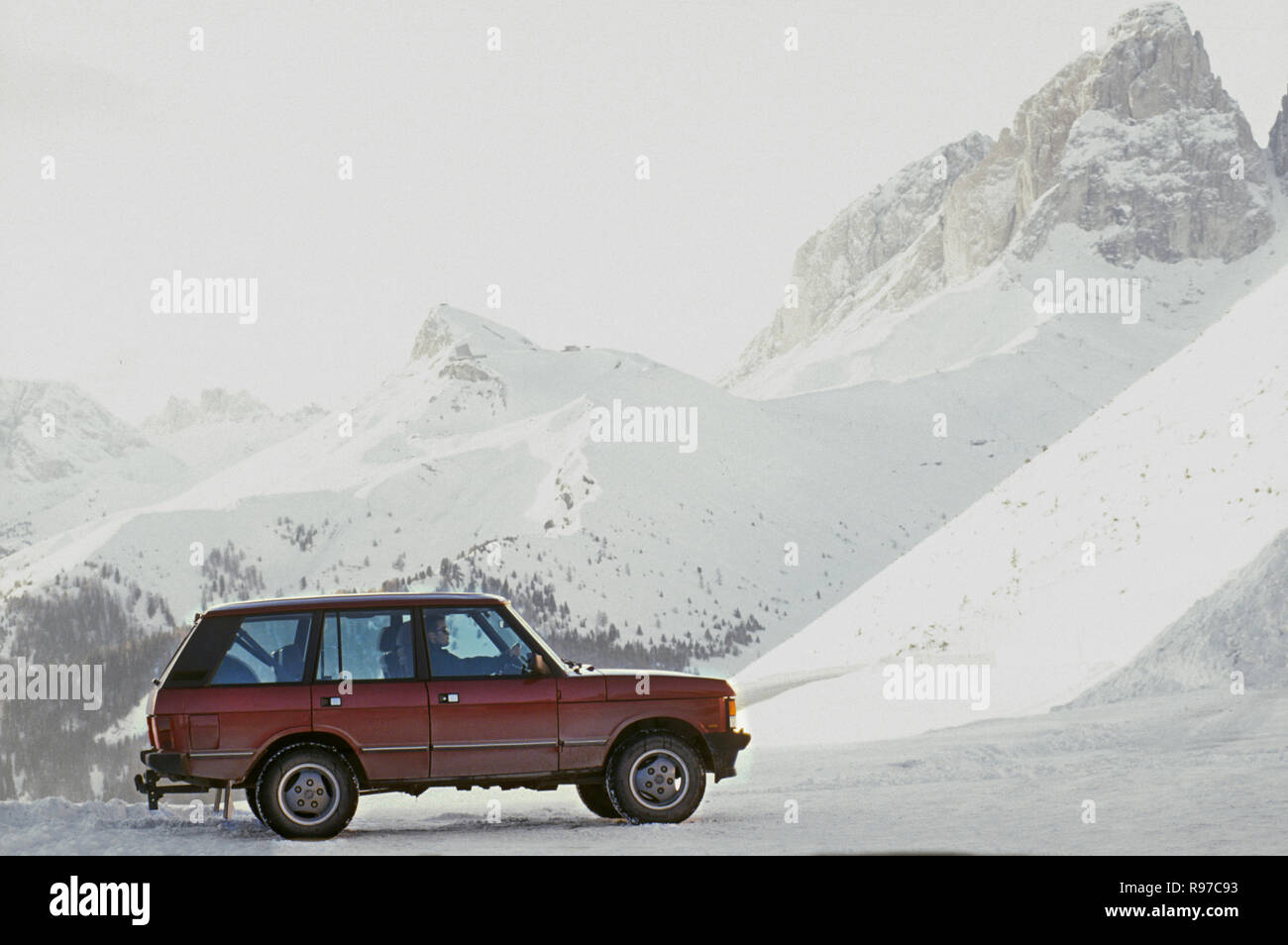 1989 Range Rover fahren in den italienischen Dolomiten 1994 Stockfoto