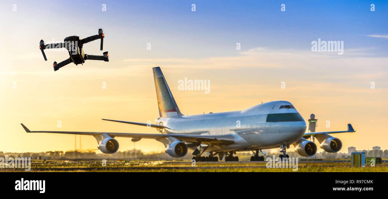 Unbemannten Drohne in der Nähe von großen kommerziellen Flugzeug am Flughafen fliegen, flugunterbrechung Konzept - digital Composite Stockfoto