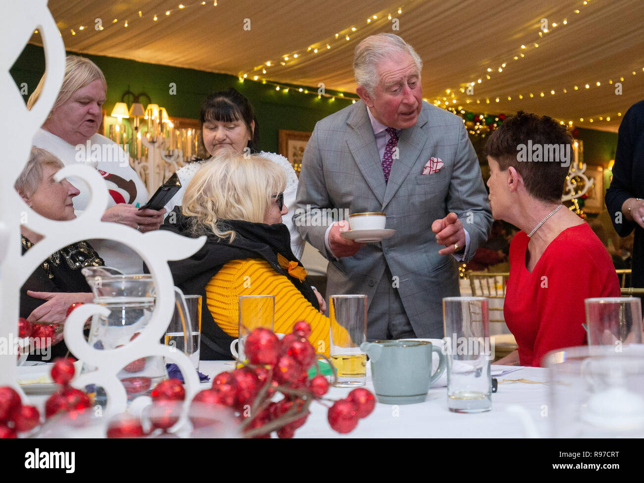 Der Prinz von Wales, bekannt als The Duke of Rothesay, während in Schottland, während eine überraschung Besuch der Weihnachtstee Tanz in Dumfries House, Cumnock. Stockfoto