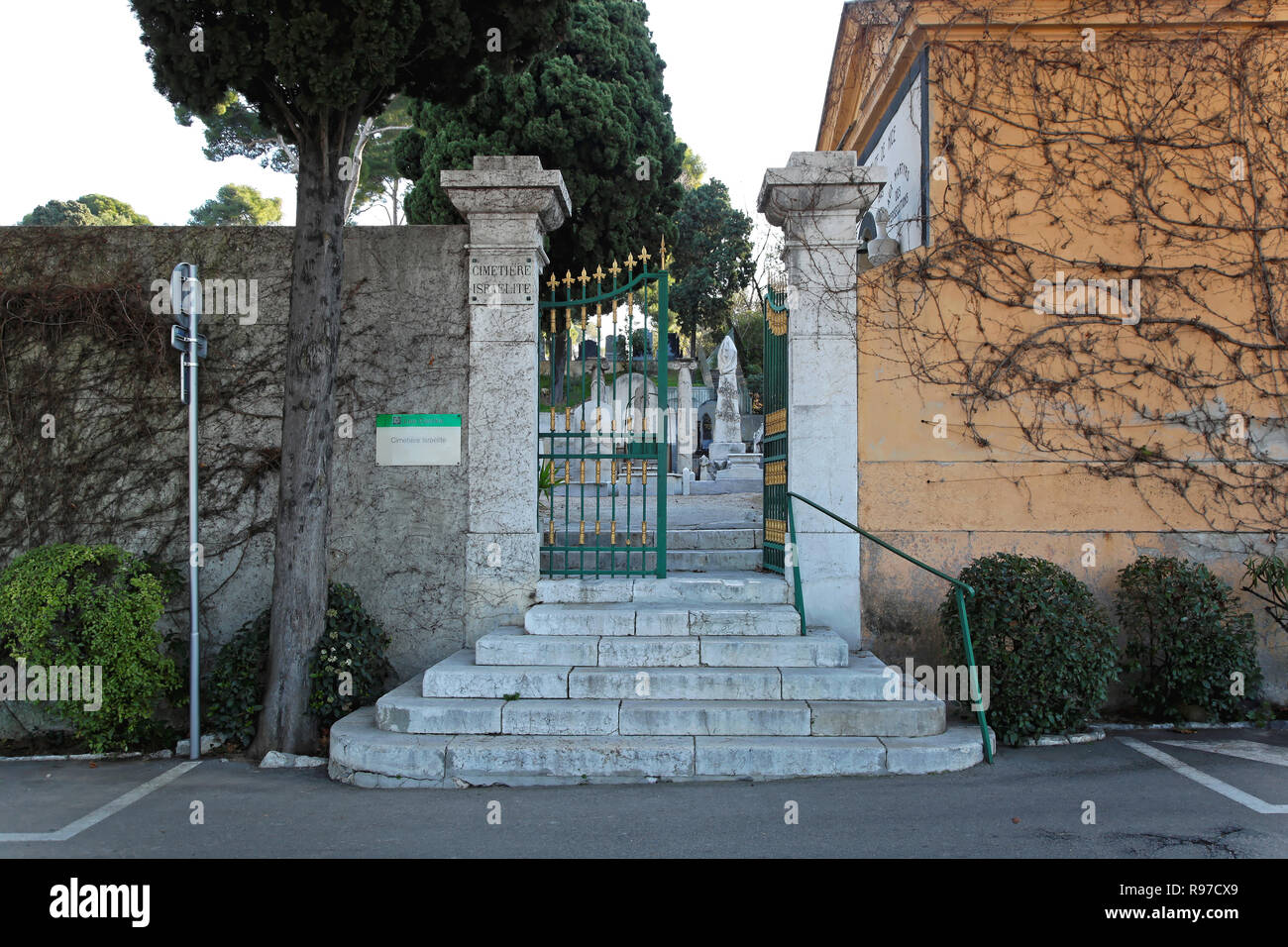 Nizza, Frankreich - 18. Januar: Cimetiere du Chateau in Nizza am 18. Januar 2012. Eingang zum Friedhof Israelit in Nizza, Frankreich. Stockfoto