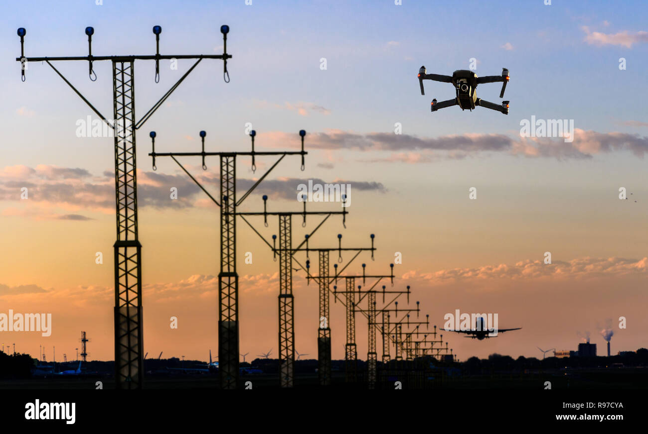Unbemannten Drohne Fliegen in der Nähe der Start- und Landebahn am Flughafen während kommerzielle Flugzeug hebt ab, die zu einer Kollision - digital Composite Stockfoto