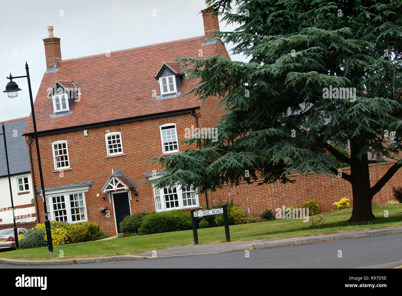 Charlton Down in der Nähe von Dorchester, ein neues Dorf Entwicklung, AG Dorfplatz und Halle, Cricket Pavilion, Village Green (Baum in der Mitte), Shop, etc. Stockfoto