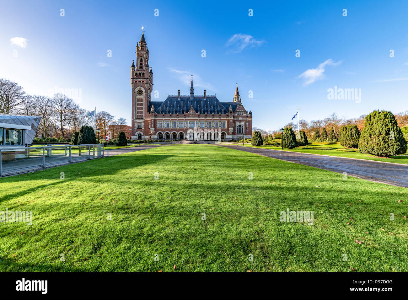Den Haag, 4. Dezember 2018 - Vorderansicht der Friedenspalast, Sitz des Internationalen Gerichtshofs, Blick von der friedlichen Eingang mit der Gree Stockfoto