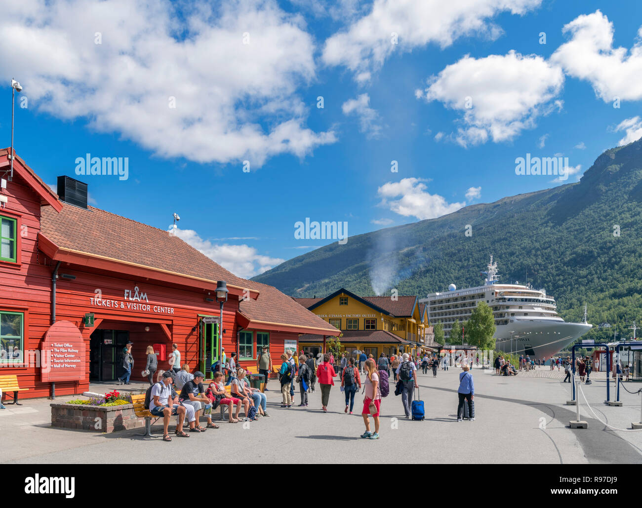 Die Uferpromenade in Flåm mit der Silver Spirit Kreuzfahrtschiff in den Hintergrund, die Aurlandsfjorden, Sognefjord, Sogn og Fjordane, Norwegen Stockfoto