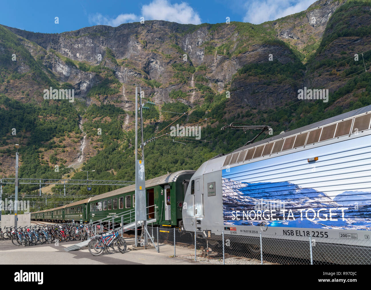 Flam Linie Zug (flåmsbana) am Bahnhof in Flåm, Aurlandsfjorden, Sognefjord, Sogn og Fjordane, Norwegen Stockfoto