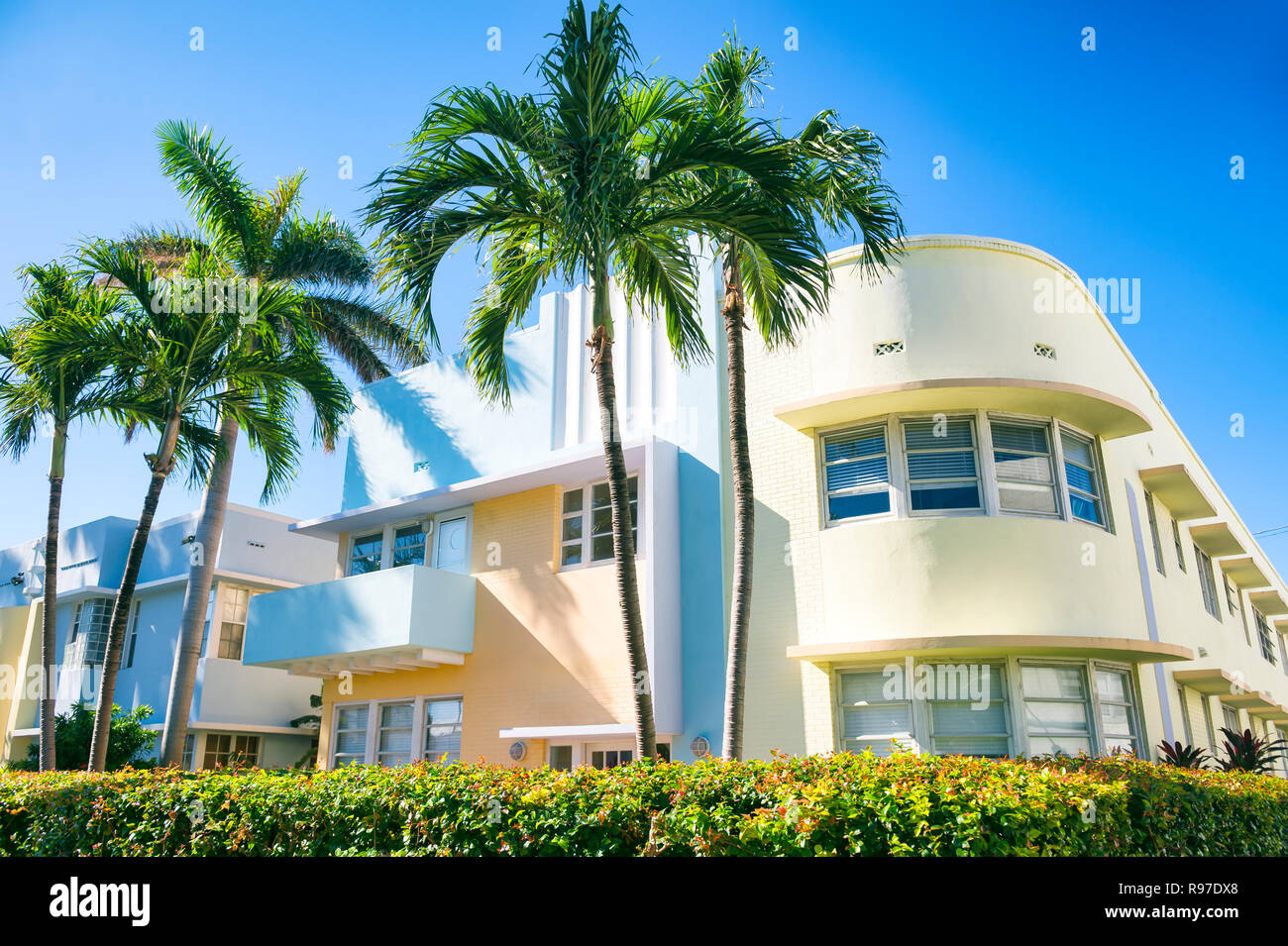 Helle malerischen Blick auf Classic 1930s Art Deco Architektur in South Beach, Miami, Florida, mit Palmen und blauem Himmel Stockfoto