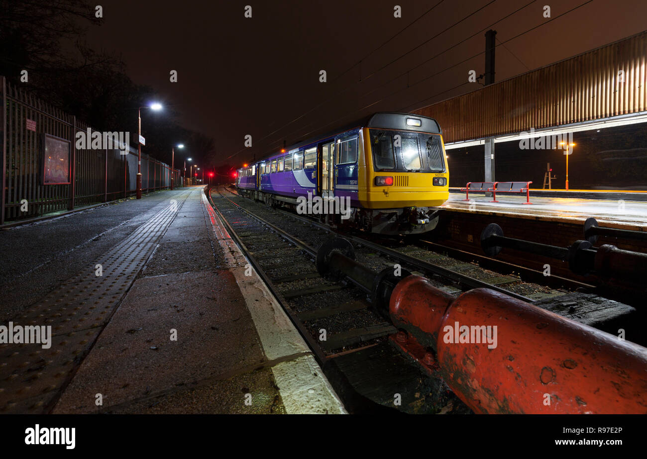 Arriva Northern Rail Class 142 pacer Zug 142091 im Lancaster mit einem lokalen Zug nach Morecambe Stockfoto